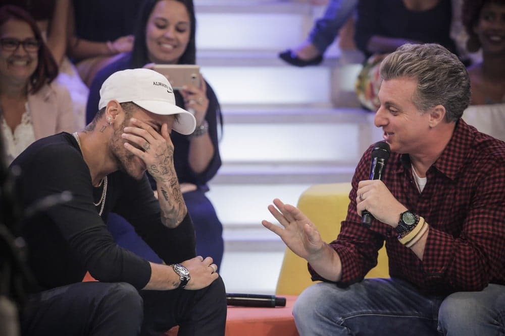 Amigo de Neymar, Luciano Huck faz protesto contra piada com jogador no Caldeirão