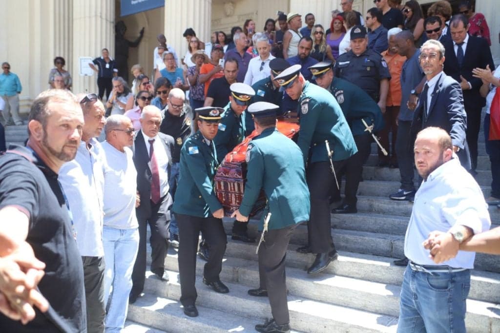 Cerimônia de cremação do corpo de Wagner Montes é marcado por homenagens e muita emoção