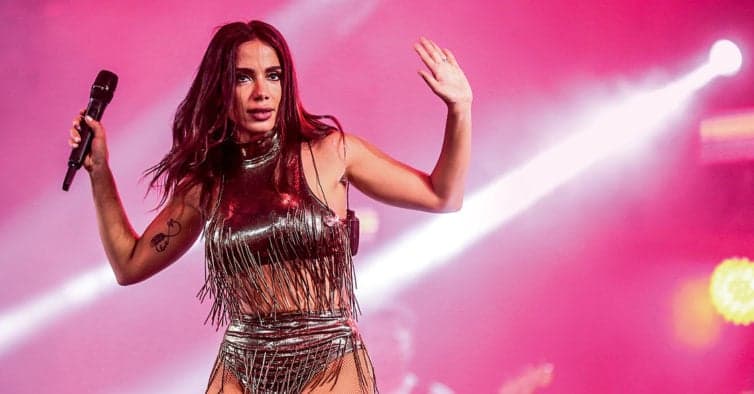 De biquíni fio-dental, Anitta ostenta corpão e esbanja boa forma na praia