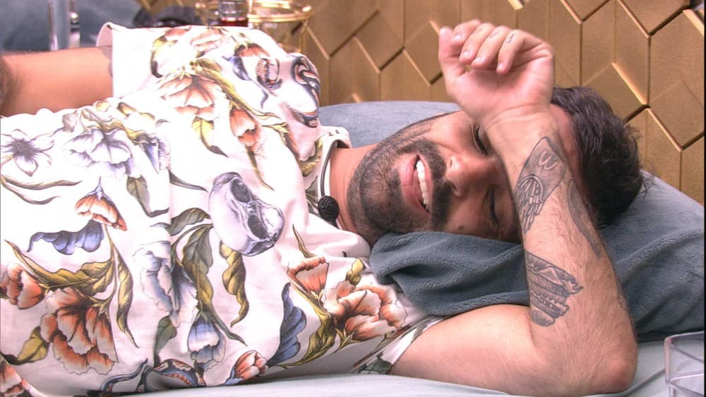 BBB19: Vinicius surpreende e acaba chamando Isabella de sonsa em conversa