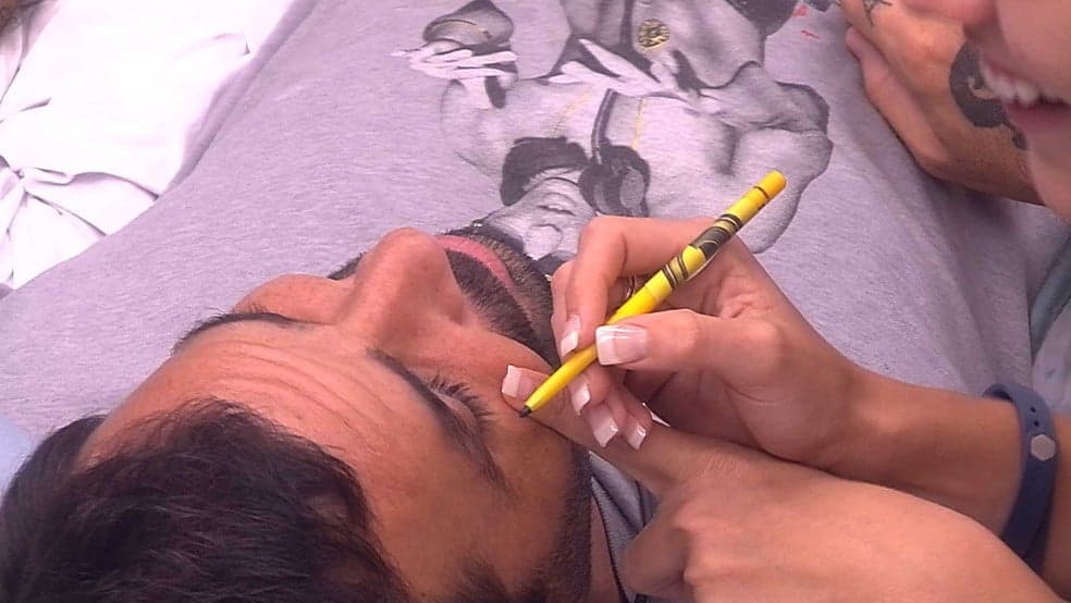 Isabella maquia Vinicius e ele reclama: "Me queimar com o público"