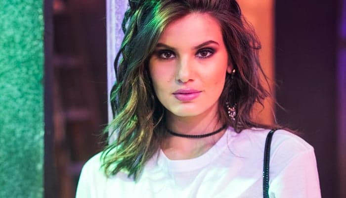 Camila Queiroz fala sobre primeira vilã e contracenar com Klebber Toledo em Verão 90