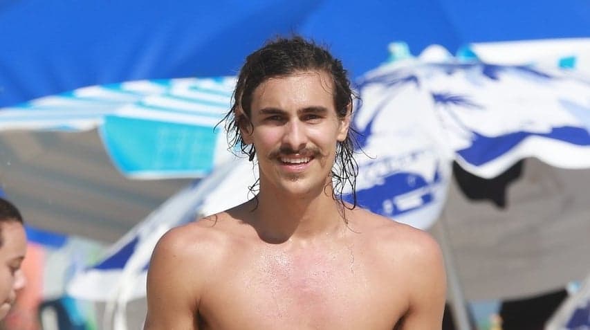 Ator da Globo, Bruno Montaleone é flagrado em praia e boa forma impressiona