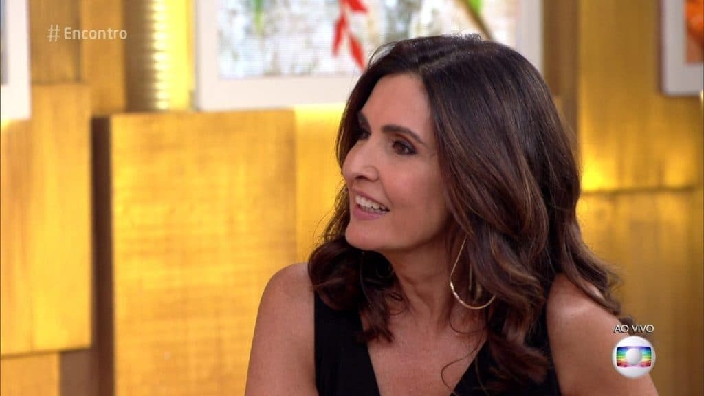 Fátima Bernardes inova, apresenta programa pendurada e fala da experiência