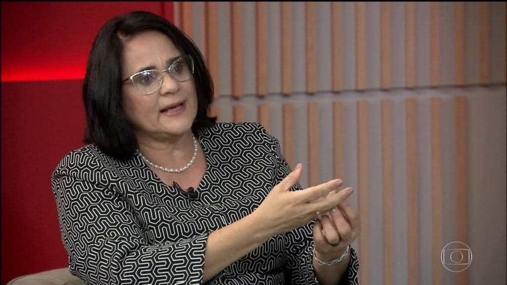 Globo exibe reportagem polêmica sobre ministra Damares e divide o público
