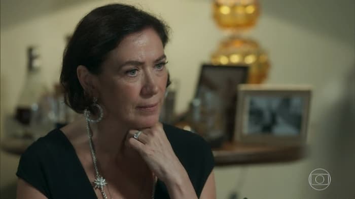 O Sétimo Guardião: Valentina faz chantagem com delegado que usa calcinha
