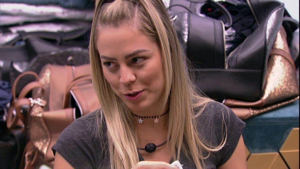 BBB19: Após seduzir participante, Isabella surpreende e vai dormir com outro
