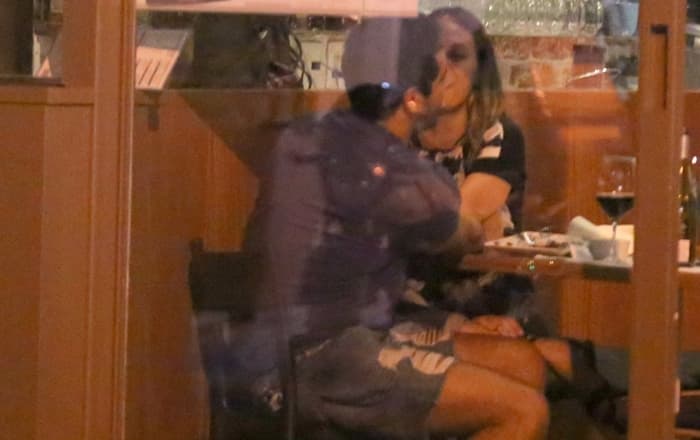 Ator da Globo é flagrado com a namorada e detalhe chama atenção