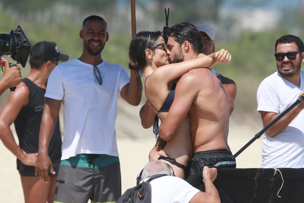 Sem camisa na praia, Cauã Reymond é flagrado aos beijos com Maria Casadevall e cicatriz chama atenção