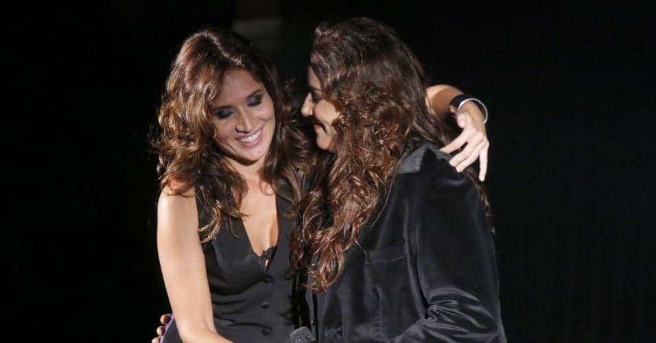 Recém-separada, Ana Carolina aproveita, vai em show de ex-namorada e boatos de reconciliação aumentam