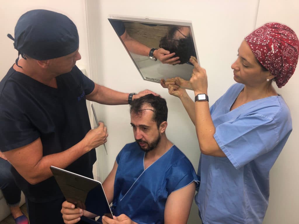 Apresentador Thiago Rocha submete a transplante capilar e diz não ser bicho de sete cabeças