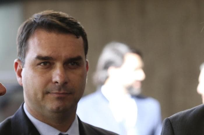 Globo debocha de Flávio Bolsonaro e associa seu nome a "laranjas" em quadro do Fantástico