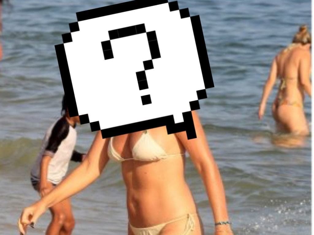 Jornalista da Globo aparece em banho de mar e exibe corpão com biquíni branco