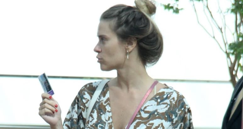 Carolina Dieckmann é flagrada de cara amarrada com o filho e beleza do rapaz impressiona