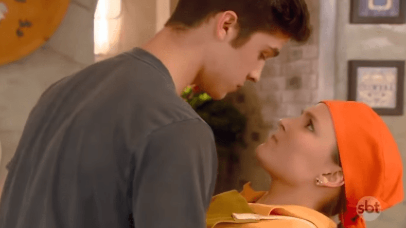 Ex-namorados, Larissa Manoela e João Guilherme protagonizam cena romântica em As Aventuras de Poliana, no SBT