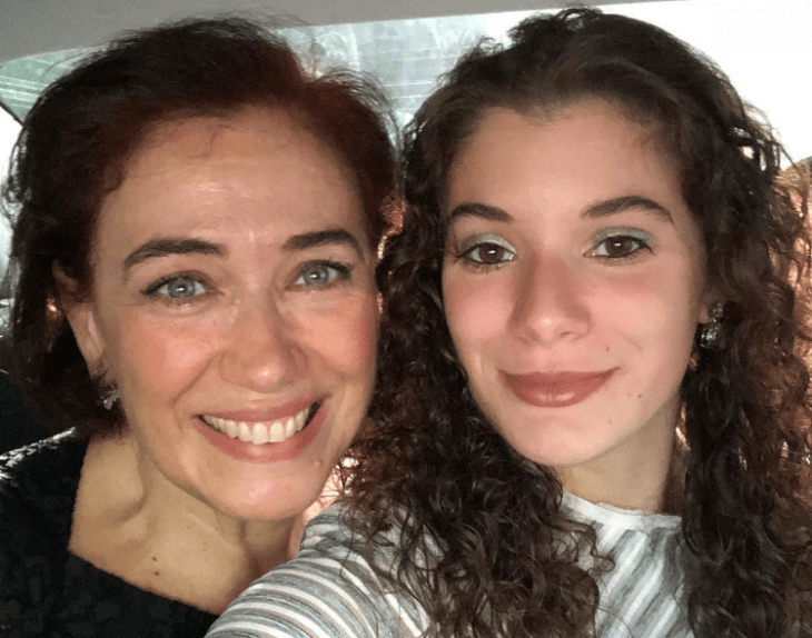 Lília Cabral se emociona e fala da admiração que sente ao ver Giulia Bertolli seguindo seus passos: ''Orgulho da minha filha''