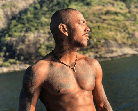 Nego do Borel aparece só de sunga e fãs comentam