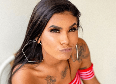 Mc Pocahontas acaba com mistério e diz se colocou silicone no bumbum