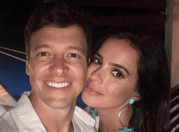Rodrigo Faro surge em foto íntima ao lado da esposa no banheiro e detalhe intrigante é exposto