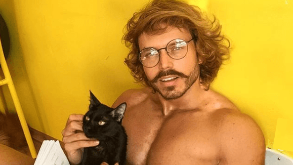 Apresentador da RedeTV tira a camisa e surpreende ao mostrar corpo muito definido