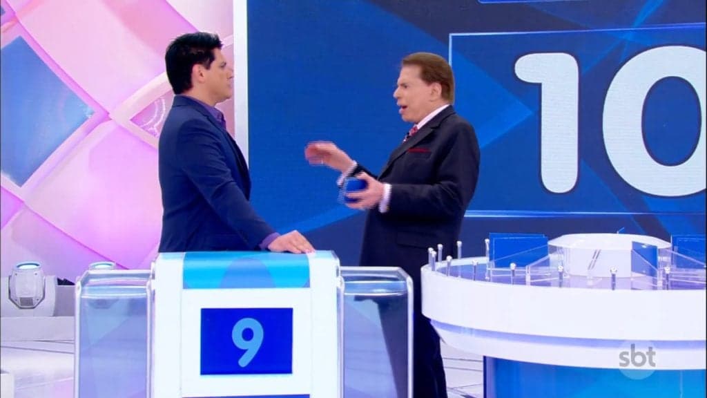 No Jogo das Três Pistas, Silvio Santos chama César Filho de traidor e diz que vai contratar todo mundo da Record