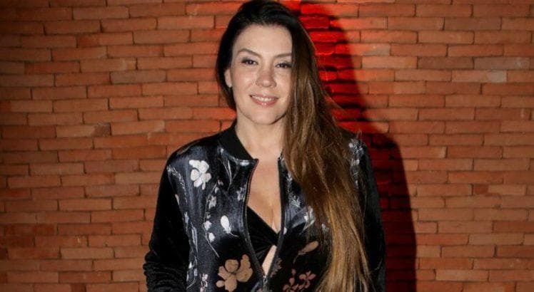 Cantora Simony é vista em vídeo atirando com arma na mão e gera polêmica