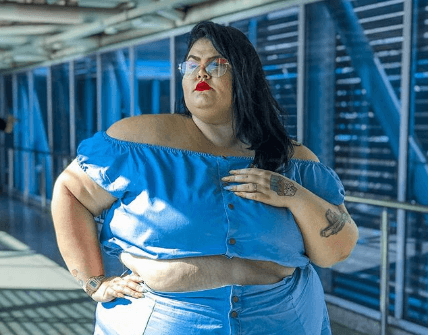 Bailarina da Anitta, Thais Carla rebate comentários sobre seu peso e diz que não emagrece devido a genética