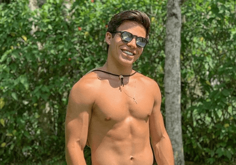 Thomaz Costa, ex de Larissa Manoela, mostra barriga sarada em foto de sunga