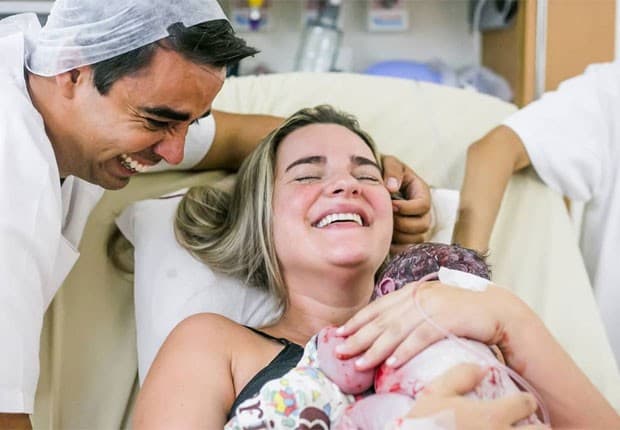 Ex-Paquita Thalita Ribeiro dá à luz ao seu primeiro filho com ex-ator da Globo