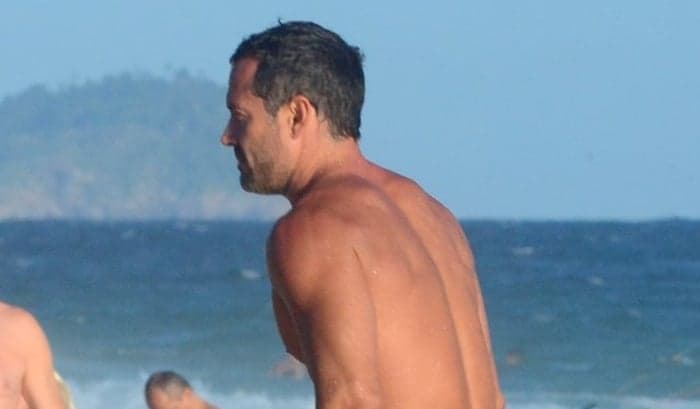 Ator da Globo, Malvino Salvador aparece de sunga e boa forma chama atenção