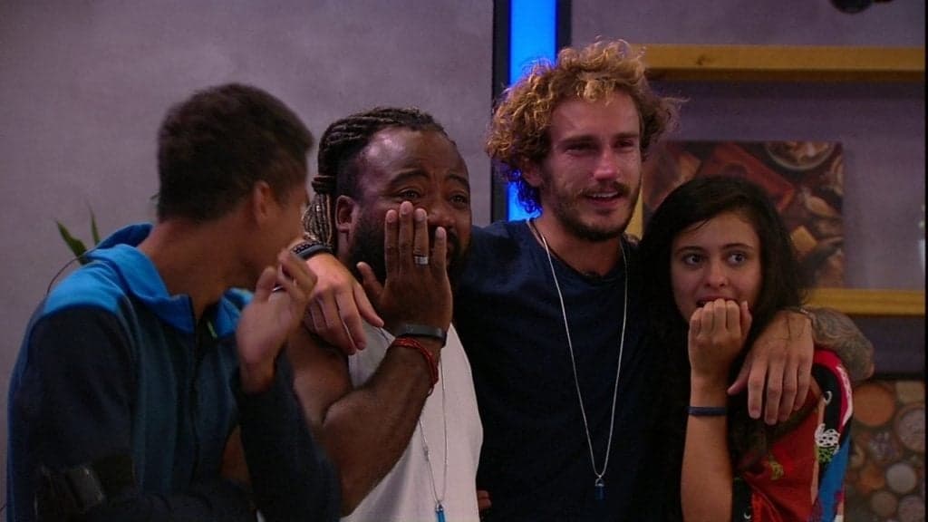 BBB19: Durante o almoço do anjo, Alan e Rodrigo caem no choro com mensagens dos familiares