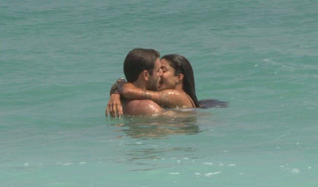 Vai verão? Aline Riscado surge aos beijos com moreno 'sarado' em praia carioca