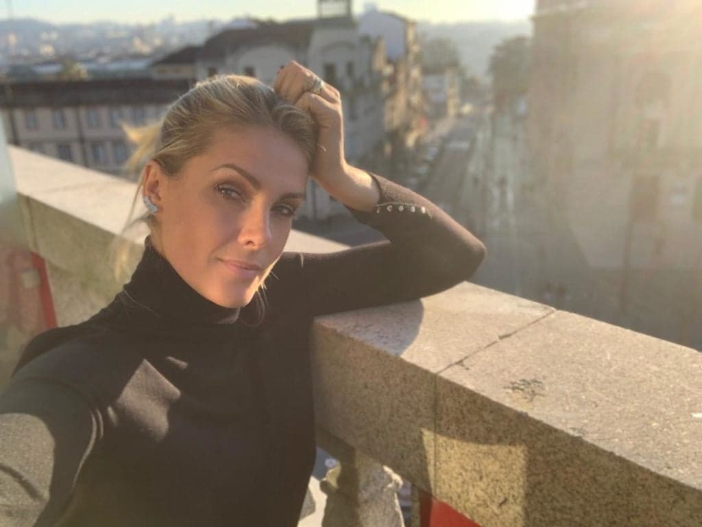 Em viagem internacional, Ana Hickmann representa o Brasil e recebe o título de Embaixadora