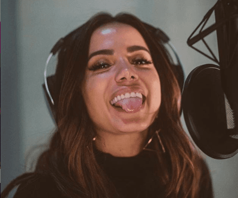 2019: Anitta terá problemas de saúde, deixará o Brasil e será namorada de bonitão famoso, revelam videntes
