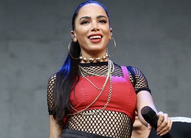 Anitta posa sensual em foto de maiô cavado e ostenta boa forma