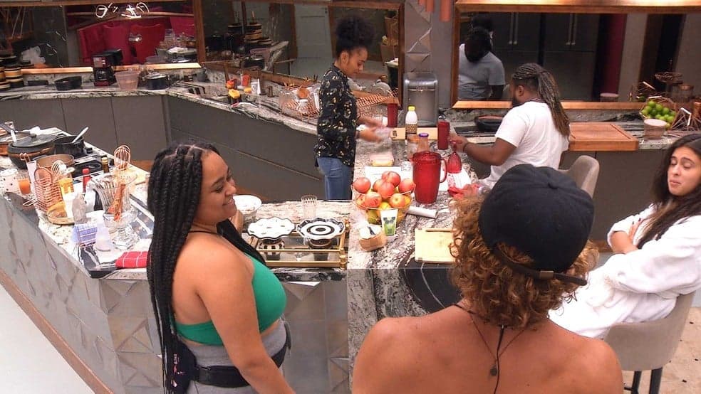 No BBB19, Hana se estranha com Rizia e dispara: "Isso tá chato já"