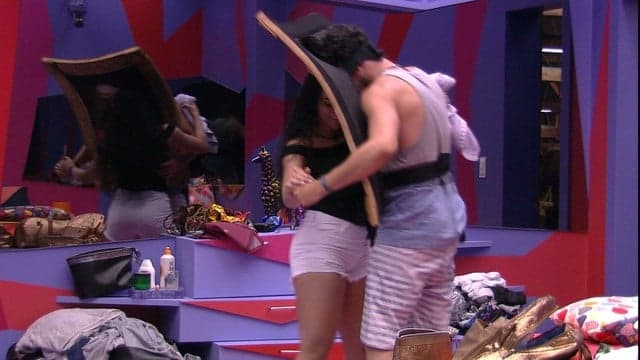 BBB19: Em clima de romance, Maycon dança com Elana e brother faz promessa