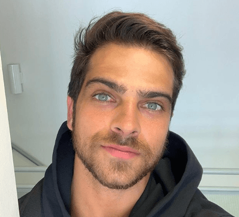 Culpa do sol: Ex-ator da Globo aparece sensualizando em banho de mangueira