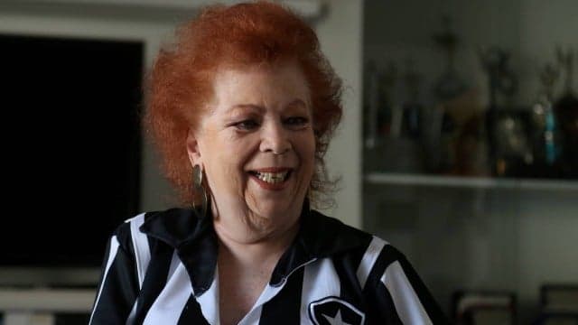 Com a saúde debilitada, Beth Carvalho aparece se divertindo em quarto de hospital com roda de samba