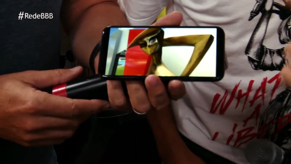 Boninho mostra fotos do BBB19 no celular (Foto: Reprodução) Boninho mostra fotos do BBB19 no celular (Foto: Reprodução)