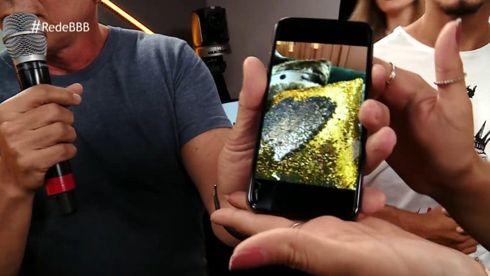 Boninho mostra fotos do BBB19 no celular (Foto: Reprodução) Boninho mostra fotos do BBB19 no celular (Foto: Reprodução)