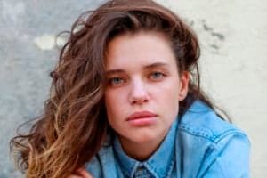 A atriz da Rede Globo, Bruna Linzmeyer foi flagrada com os peitos à mostra (Foto: Reprodução)