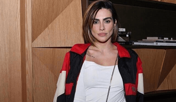 Cleo diz que pegaria três famosos e revela como e onde foi sua primeira vez