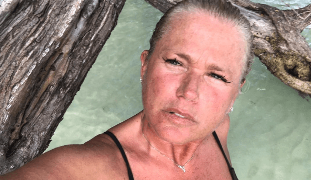 Cinquentona e em forma, atriz se posiciona e defende Xuxa das críticas, após ela ser chamada de 'velha'