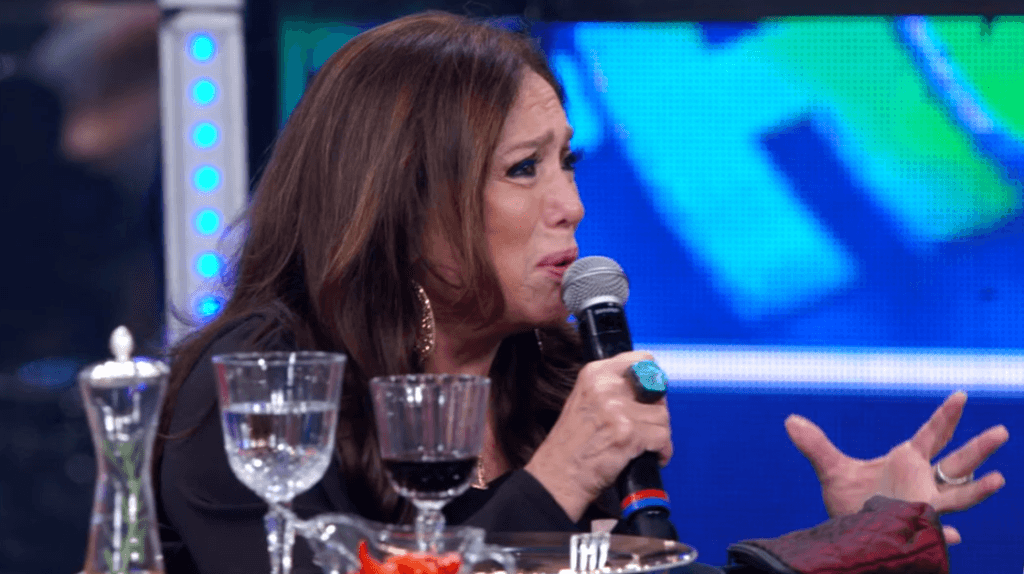 Susana Vieira dá selinhos em homens e mulheres na Globo e impressiona público