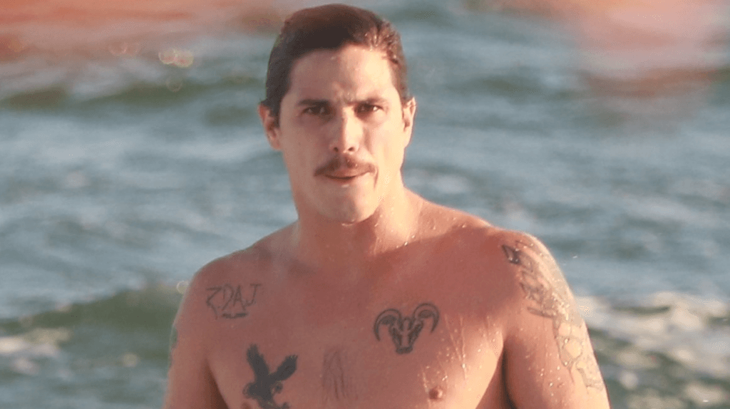 Ator da Globo, Rômulo Arantes Neto é flagrado na praia, mostra tudo e o tamanho impressiona