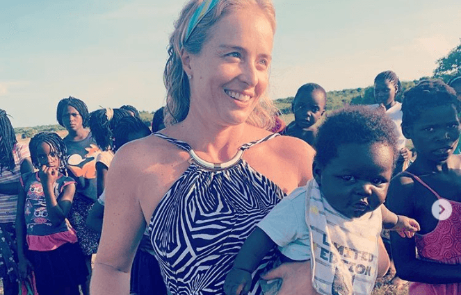 Na África, Angélica publica fotos com crianças; Luciano Huck nega adoção