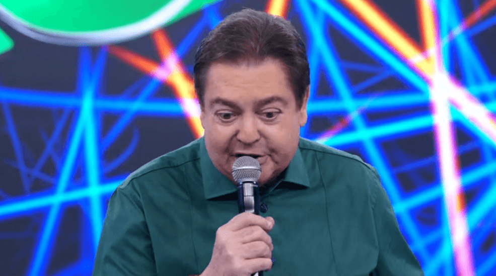 Faustão saca objeto do bolso na Globo e anuncia: "Hoje eu vim armado"