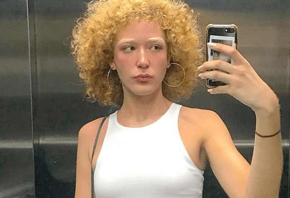 Sobrinha de transexual famosa segue mesmo caminho da tia e muda de gênero