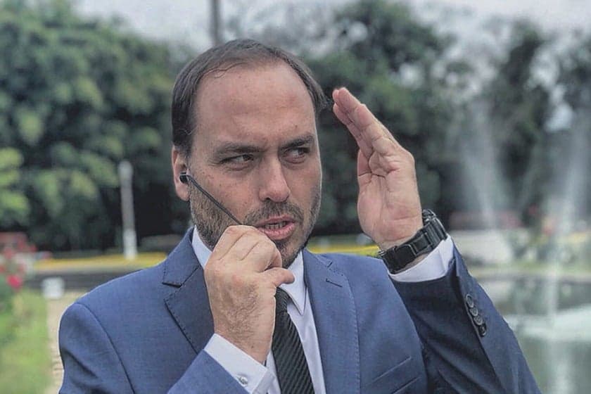 Filho de Bolsonaro recebe enxurrada de críticas e é detonado após atacar a Mangueira